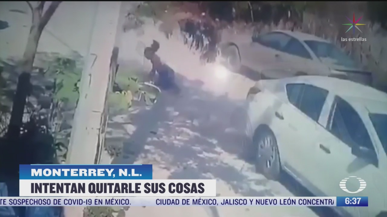 ladrones arrastran a mujer por una calle por resistirse a un asalto