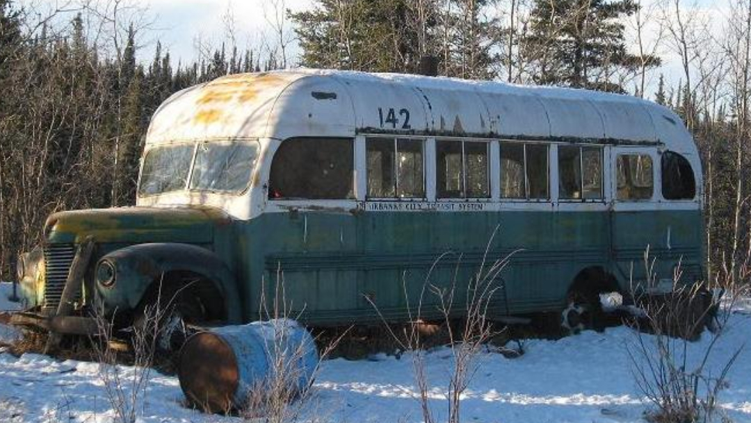 Turistas arriesgan la vida por visitar un autobús abandonado