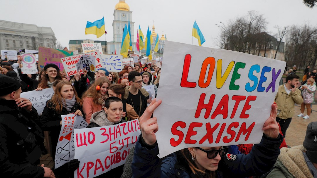 Foto: Activistas ucranias sostienen pancartas con lemas: 'El respeto es el mejor regalo', 8 marzo 2020