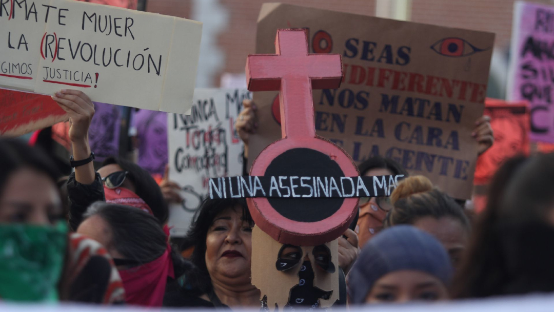 Foto: Un grupo de activistas marchan eN México contra la violencia hacia las mujeres, 8 marzo 2020