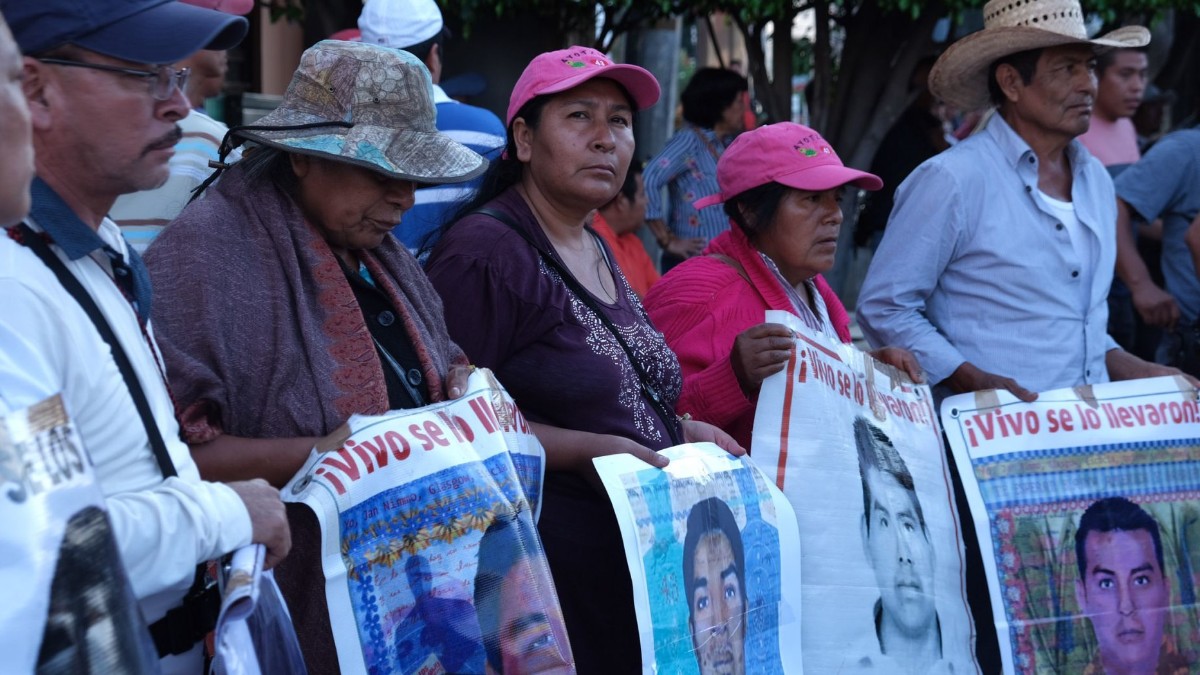 Por caso Ayotzinapa detienen a funcionario de FGR