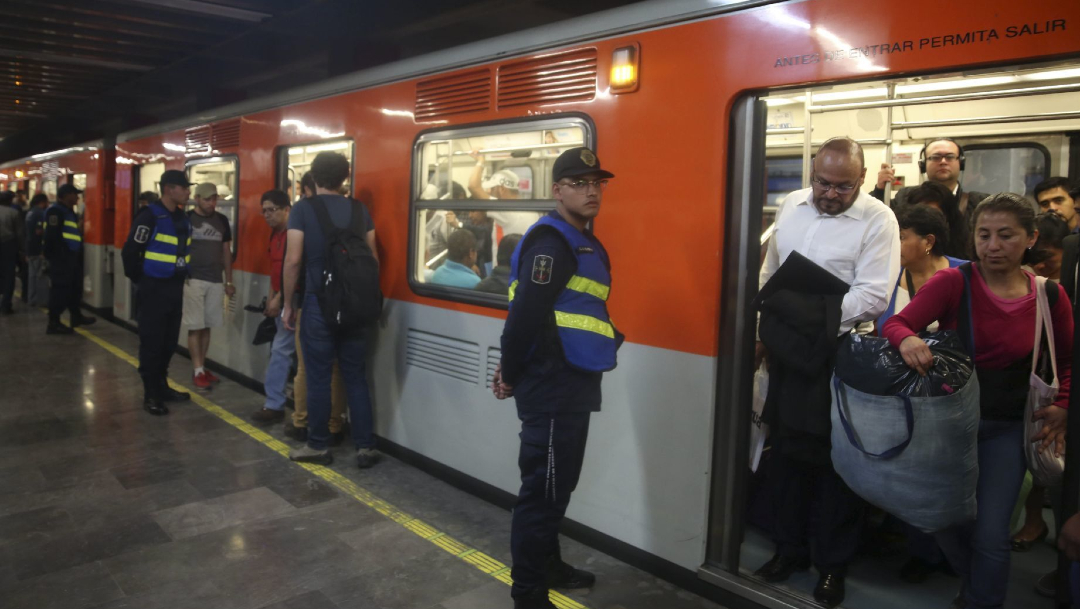FOTO: Desalojan a usuarios en Línea 2 del Metro CDMX por falla de tren, el 5 de marzo de 2020