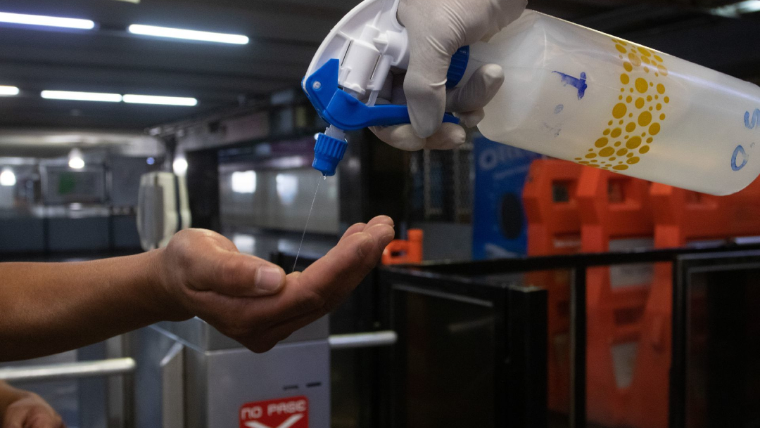 Trabajadores del Metro ofrecen gel antibacterial a los pasajeros, 26 marzo 2020