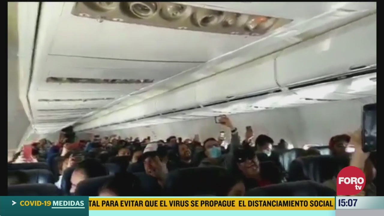FOTO: 21 marzo 2020, mexicanos cantan cielito lindo al aterrizar en el pais