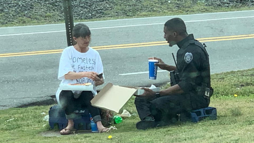 Viral: Policía comparte su desayuno con una mujer sin hogar