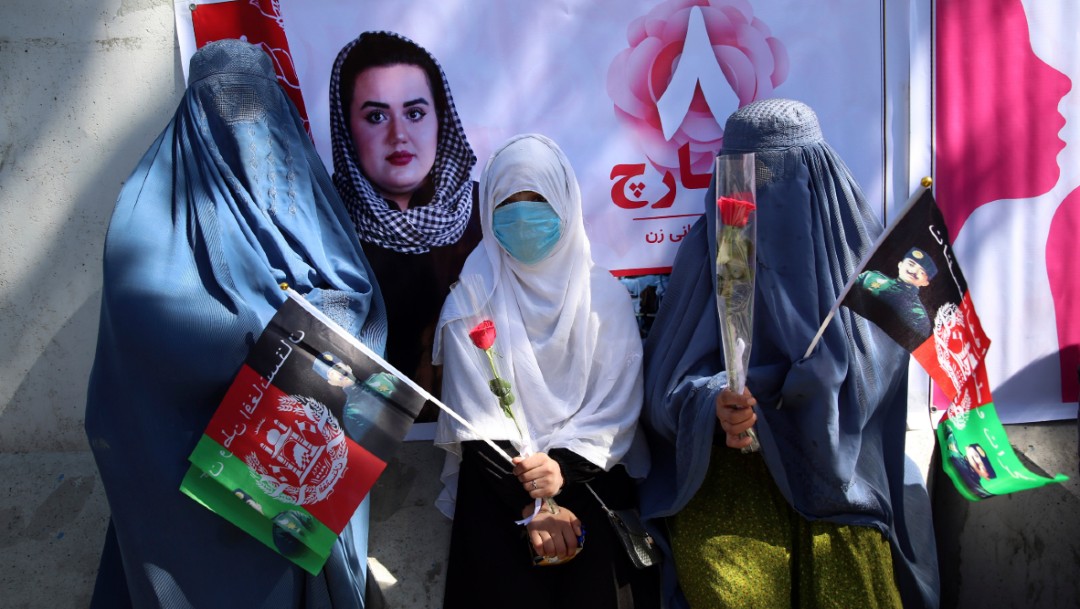 Un grupo de mujeres activistas celebran el Día Internacional de la Mujer en Kabul, Afganistán. (AP)