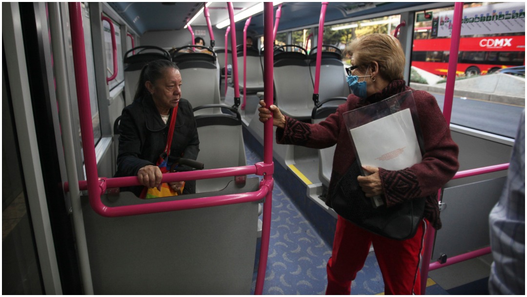 Foto: Pocas fueron las mujeres que viajaron en el transporte público de la CDMX, 9 de marzo de 2020 (AP)