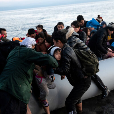 Video: Guardacostas de Grecia intentan volcar bote de refugiados, niño muere ahogado