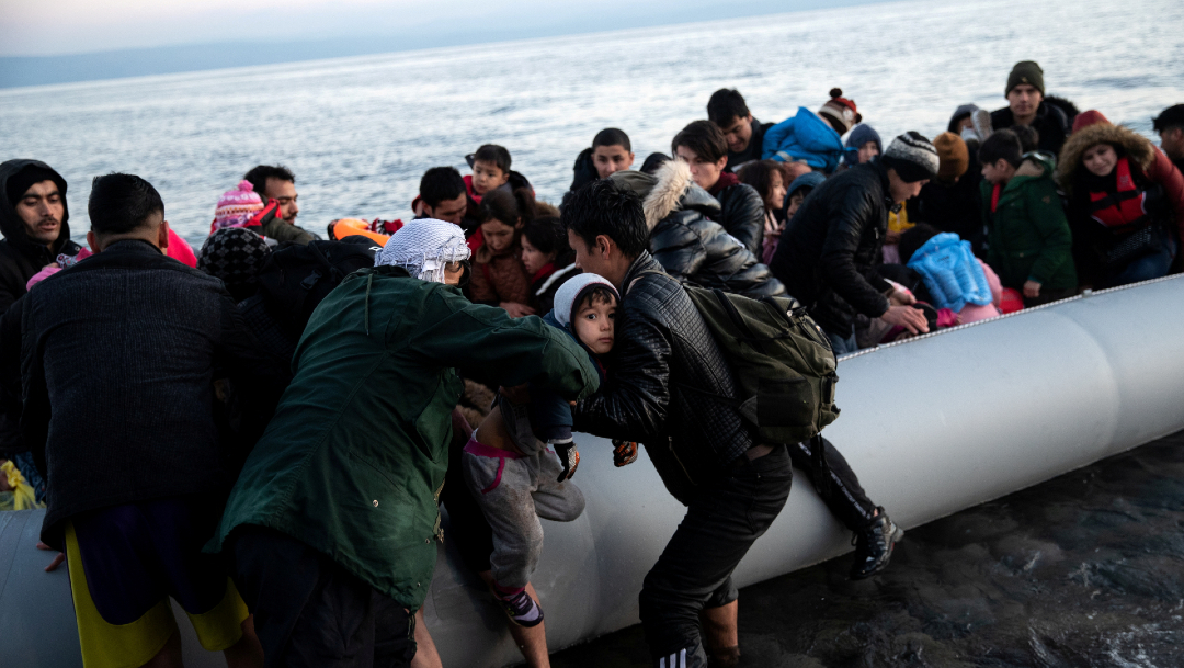 FOTO: Niño se ahoga frente a costas griegas en primera muerte reportada tras apertura de frontera turca, el 02 de marzo de 2020