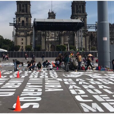 Mujeres pintan en el Zócalo el nombre de víctimas de feminicidio