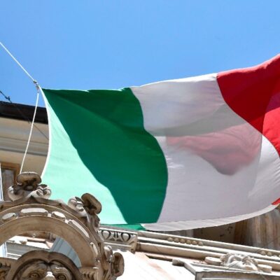Italia rinde un minuto de silencio a los muertos por coronavirus
