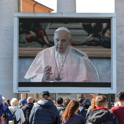 Papa Francisco reza el ángelus vía 'streaming' en una plaza con baja afluencia