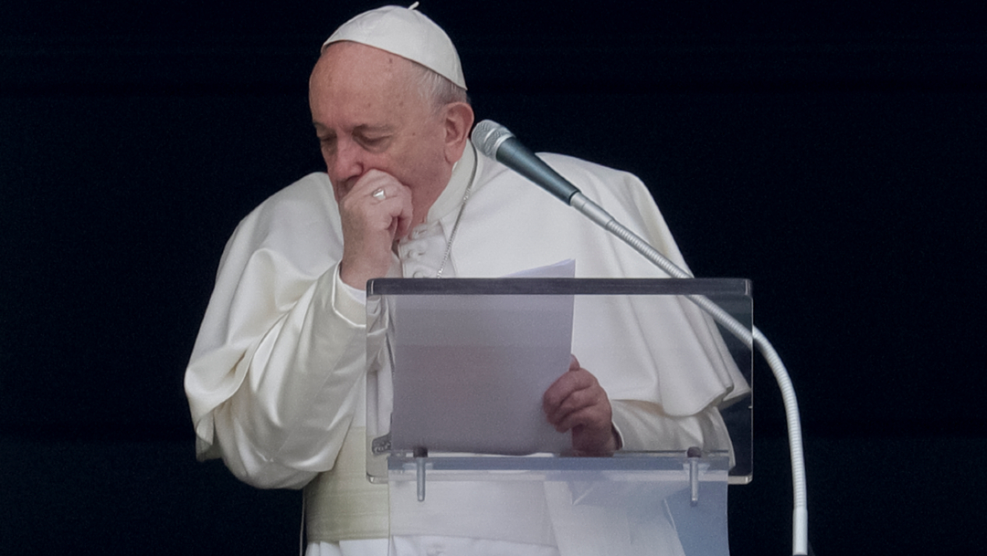 Foto:El papa Francisco tose durante la oración del Ángelus, 1 marzo 2020