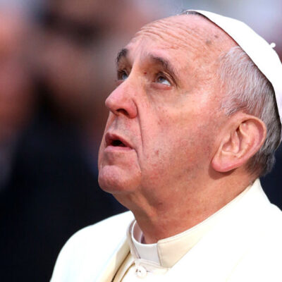 Papa Francisco reza a crucifijo de 