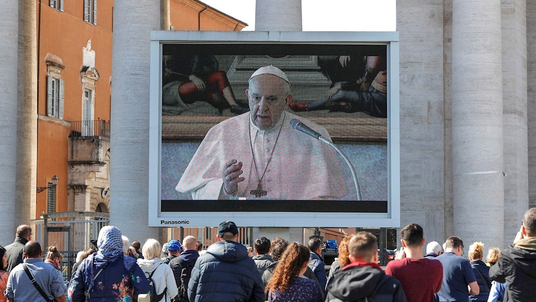 fOTO: El papa Francisco reza el ángelus dominical vía 'streaming' en una plaza con baja afluencia, 8 marzo 2020