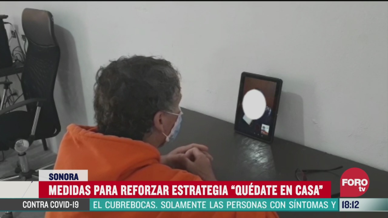 FOTO: presos se comunican por video llamada con sus familias por coronavirus