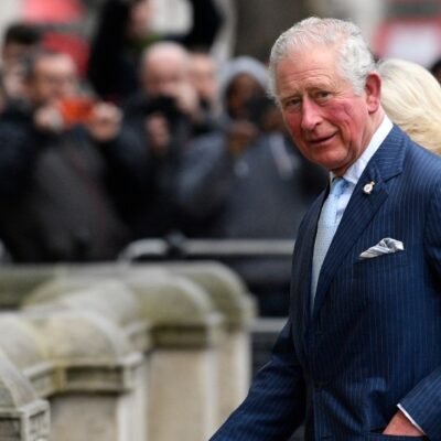 Príncipe Carlos de Inglaterra deja el aislamiento tras coronavirus
