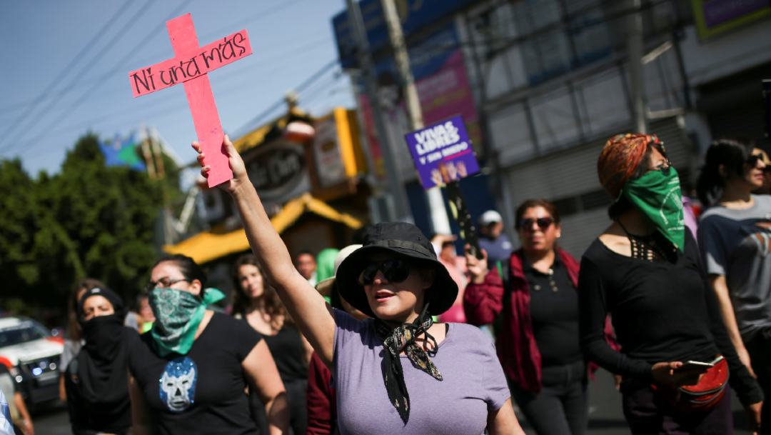 Una mujer porta una cruz con la leyenda “Ni una más” en protesta por la violencia contra la mujer en México. (Foto: Reuters)