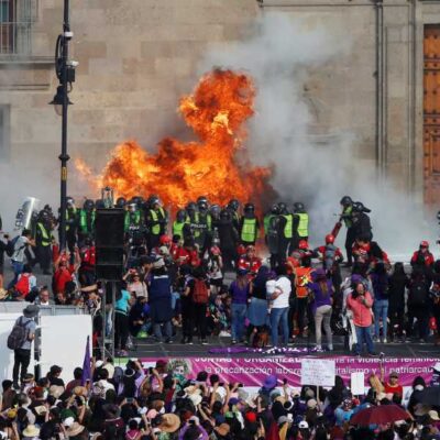 Encapuchadas realizan destrozos en Palacio Nacional en marcha por Día Internacional de la Mujer