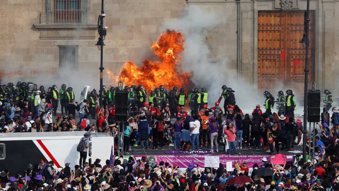 Foto: Prenden fuego en las afueras de Palacio Nacional, 8 de marzo de 2020 (Reuters)