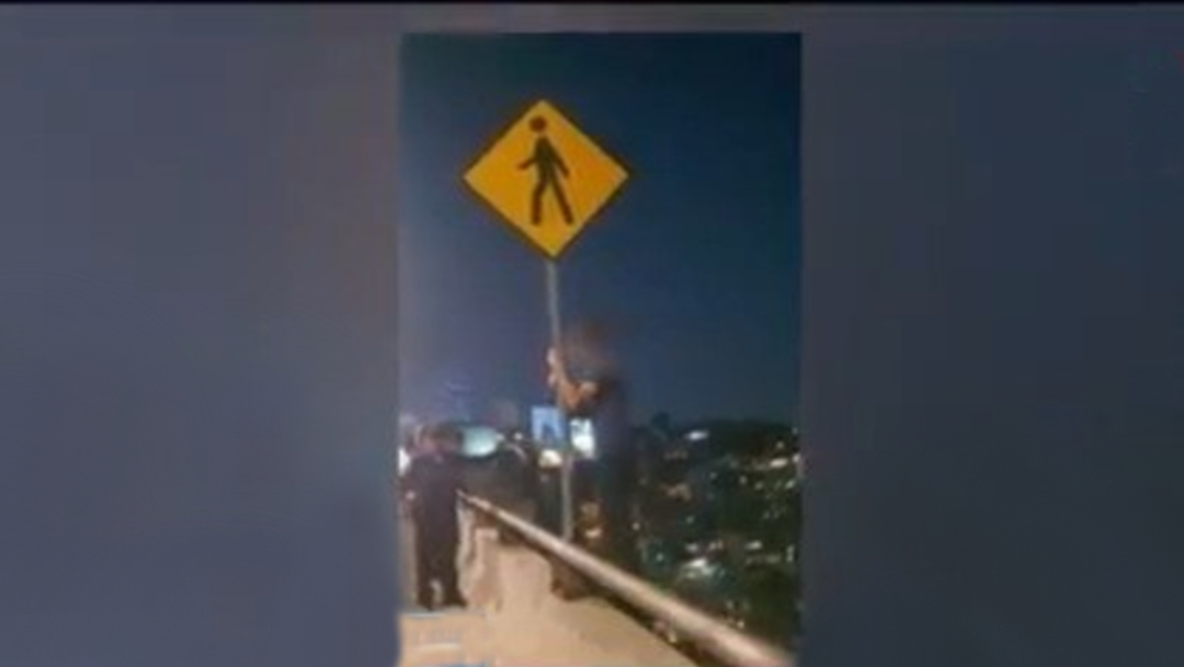Policías de la Secretaría de Seguridad Ciudadana evitaron que un joven se arrojara de un puente vehicular en la Ciudad de México, (Foto: Tomada de video)