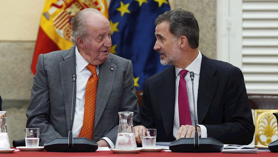 El rey Felipe VI (d) junto a su padre, el rey emérito Juan Carlos I, 15 marzo 2020