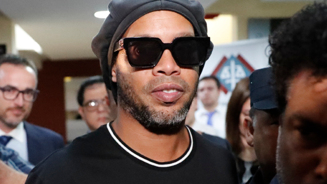 FOTO Ronaldinho seguirá en prisión, juez rechaza arresto domiciliario en mansión (AP)