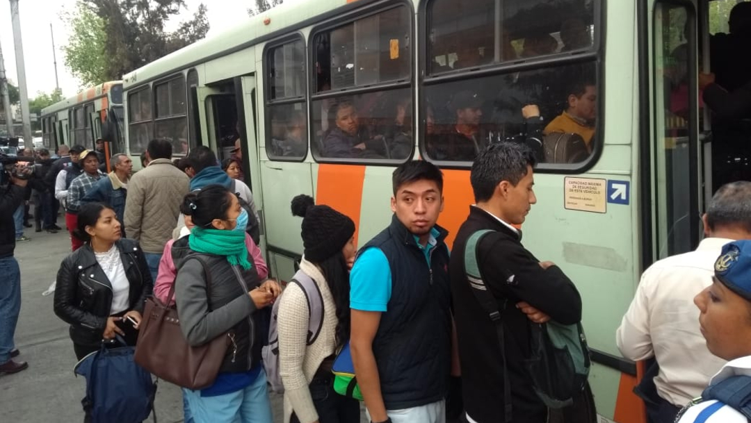 FOTO: Usuarios del Metro CDMX hacen largas filas en servicio RTP tras choque en Linea 1 en Tacubaya, el 11 de marzo de 2020