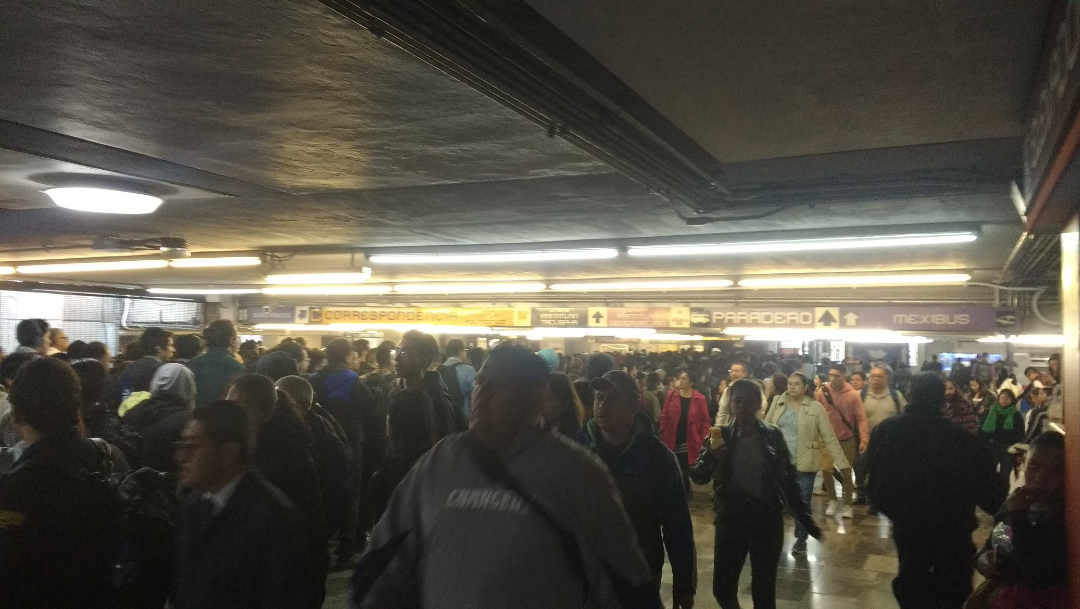 FOTO: Usuarios reportan retrasos y caos por cierre de estaciones en Metro CDMX, el 03 de marzo de 2020