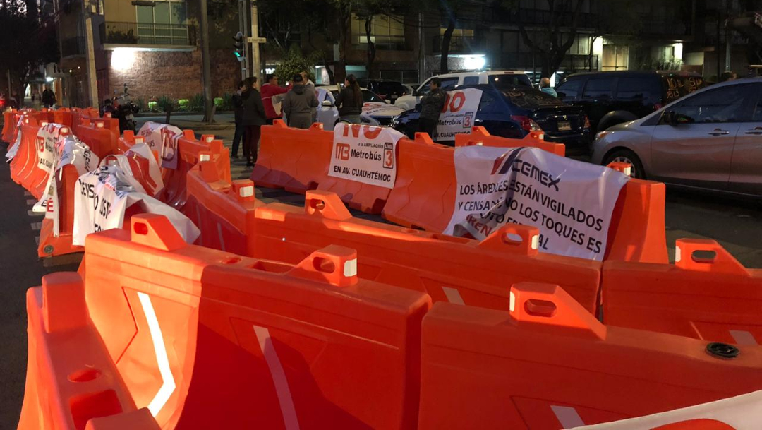 FOTO: Vecinos realizan bloqueo en avenida Cuauhtémoc por obras del Metrobús CDMX, el 03 de marzo de 2020