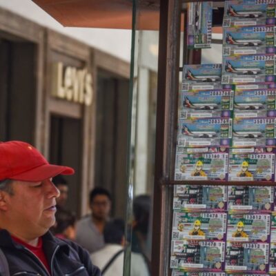 Mexicanos comienzan a comprar 'cachitos' de rifa de avión presidencial