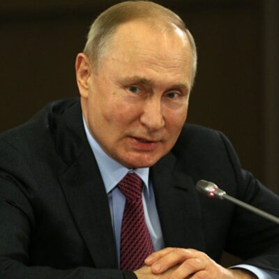 Putin firma ley que le permite permanecer en poder hasta 2036