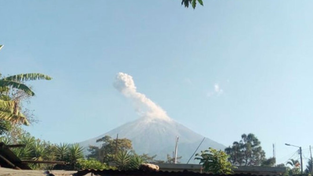 Volcán de Fuego de Guatemala aumenta erupciones y lanza ceniza