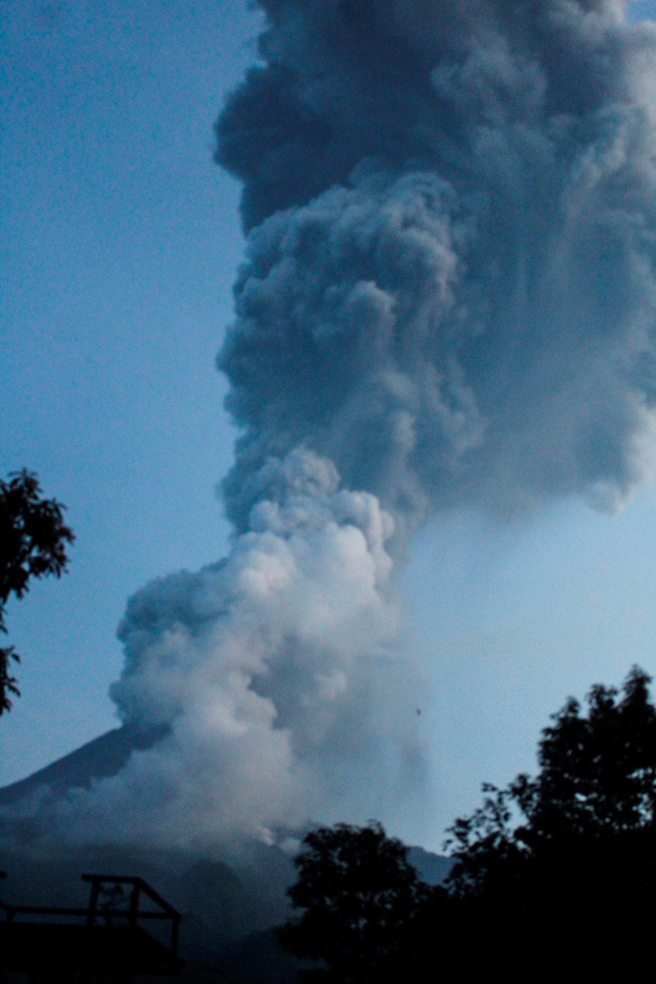 Volcán Merapi, en Indonesia, entra en erupción