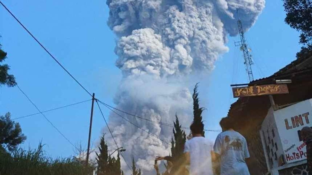 Volcán Merapi, en Indonesia, entra en erupción