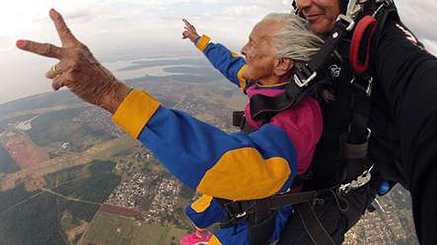 Foto: Muere a los 110 años la mujer más anciana en saltar en paracaídas, 8 de abril de 2020, (fozdoiguacudestinodomundo.com.br)