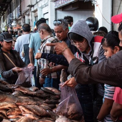 Abarrotan mercado de mariscos La Nueva Viga en CDMX pese a coronavirus