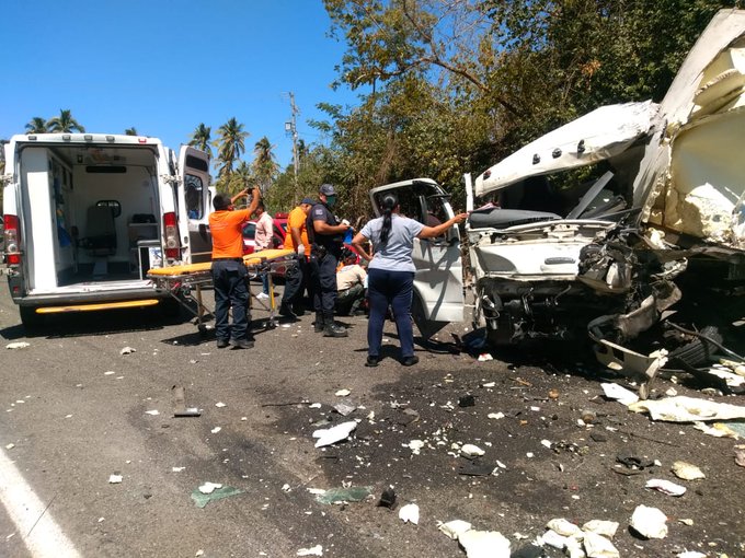 Fuerte accidente provoca cierre de carretera en Jalisco