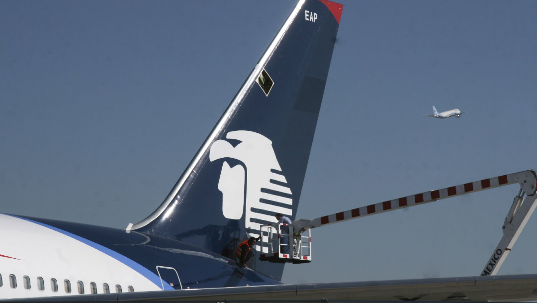 Un avión de la empresa Aeromexico en el Aeropuerto Internacional Benito Juarez. (Foto: Cuartoscuro/archivo)
