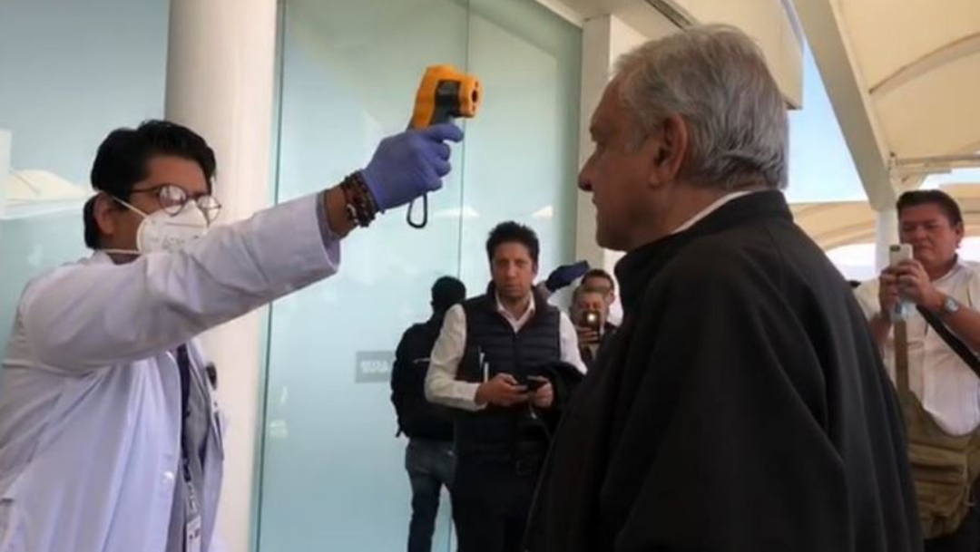 Un médico le toma la temperatura al presidente Andrés Manuel López Obrador. 10 abril 2020