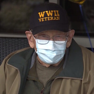 Hombre de 104 años se recupera de coronavirus y celebra cumpleaños