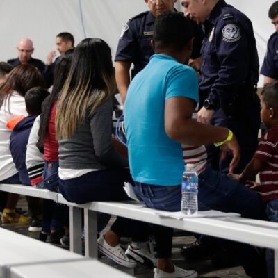 Al menos 220 migrantes detenidos tienen coronavirus en EEUU