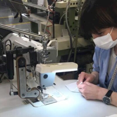 Armani fabrica batas desechables para médicos y deja la moda para después