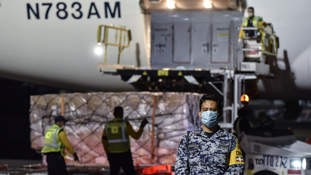 Foto: Elementos del ejército descargan el segundo avión con insumos médicos, 17 abril 2020