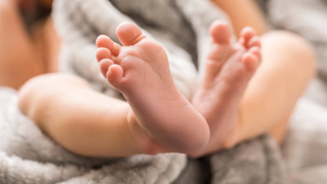 FOTO: pies de un bebe, imagen de archivo, mujer que se realizo una cesarea a sí misma
