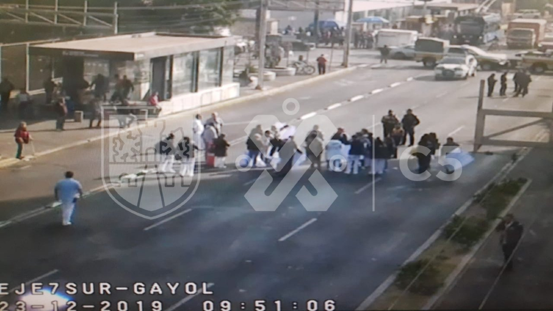 FOTO: Trabajadores del ISSSTE bloquean Félix Cuevas por falta de insumos ante coronavirus, el 15 de abril de 2020