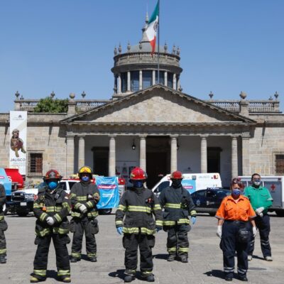Bomberos rinden homenaje a médicos que atienden emergencia de coronavirus en Guadalajara