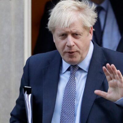Boris Johnson debe descansar antes de volver al trabajo, afirma padre