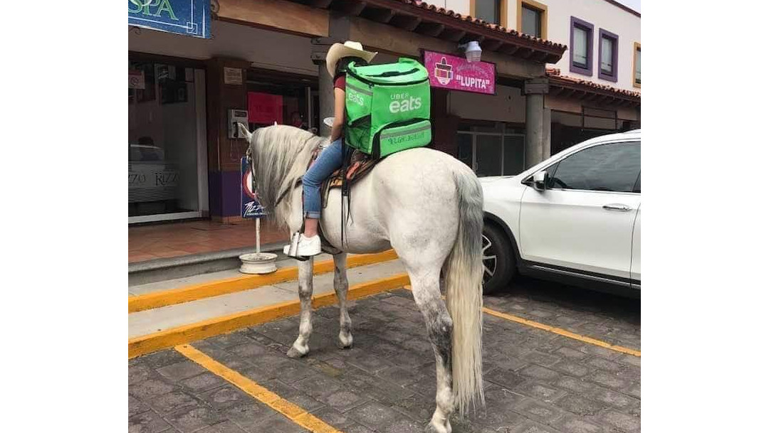 Uber-Eats-Metepec-repartidora-comida-montada-caballo