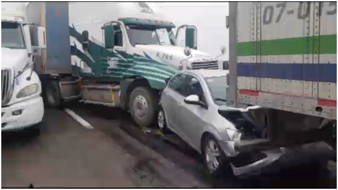 Foto: Dos personas murieron tras un choque múltiple en autopista de Nuevo León, 4 de abril de 2020 (Noticieros Televisa)